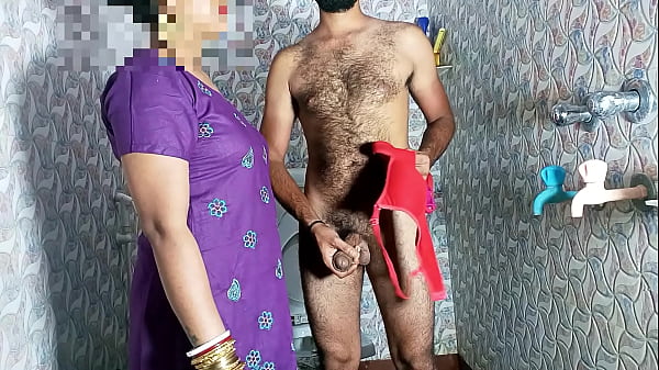 सौतेली माँ ने बाथरूम में अंडरवियर में लंड हिलाते पकड़ा, फिर चुदाई करवा ली – हिंदी आवाज़ में पोर्न