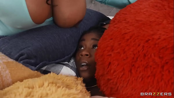 Gadis Gemas Yang Suka Menggesek Bantal Dan Menikmati Tiga Pria Sekaligus