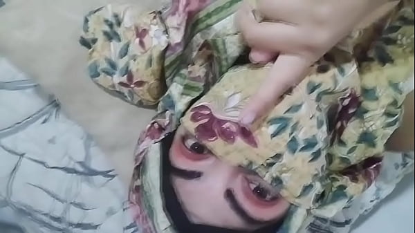 Istri Arab Berjilbab Menggairahkan Mengocok Memek Basah Sampai Muncrat Saat Suami Sedang Sholat Di Ruangan Lain
