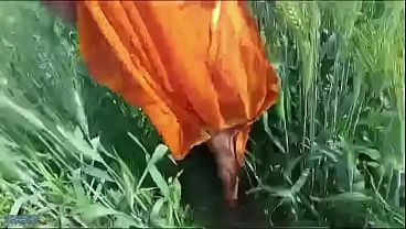 Desi Bhabhi Digoyang Habis-habisan Di Ladang Gandum Oleh Suaminya Yang Ganas