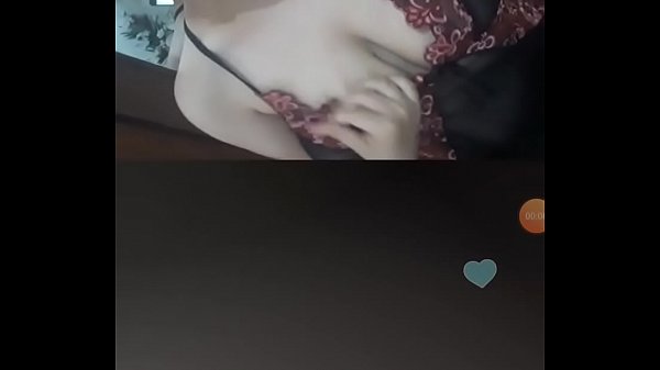 Menggoda Di Depan Kamera Langsung.