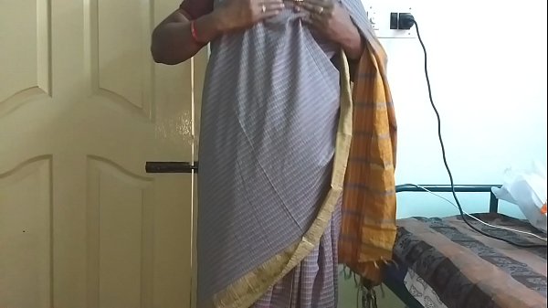 Desi Istri Nakal Dari India, Pakai Saree Abu-abu, Memamerkan Payudara Besar Dan Memek Dicukur, Meremas Payudara Dan Menggosok Memek Sampai Masturbasi