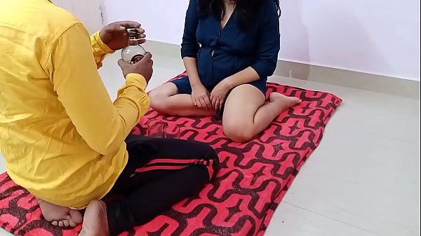 भारतीय अश्लील हिंदी आवाज़ में: सौतेली बहन को शराब पिलाकर रात भर ज़बरदस्ती चोदना