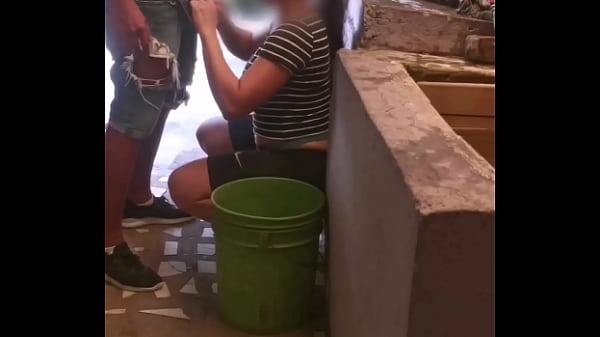 Sepupuku Menggila Di Pantatku Sampai Menumpahkan Susunya Saat Aku Lagi Cuci Baju