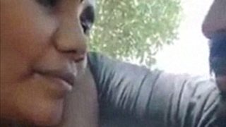Eksekutif It Tamil Yang Panas Menggoda Mengisap Kontol Pacarnya Di Taman