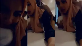 Cewek Berjilbab Digoyang Dari Belakang Di Kamar Hotel