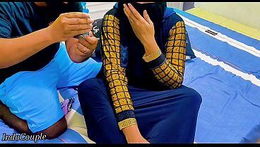 Adik Tiri Berhijab Tunjukkan Memeknya Untuk Main, Tapi Kakak Tiri Salah Pilih Lubang Untuk Colok Mainan. Anal Plug!