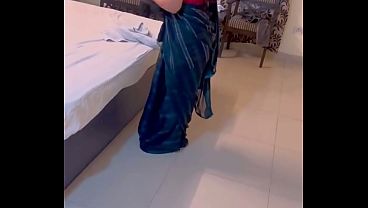 Birahni Desi Ladki Ko Chodne Ke Liye Ek Indian Launda Chut Ka Pyaasa Bankar Uski Chudai Karta Hai