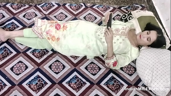 Adik Tiri India Nonton Bokep Di Hp, Dihardfuck Ganas Oleh Kakak Tirinya – Suara Hindi