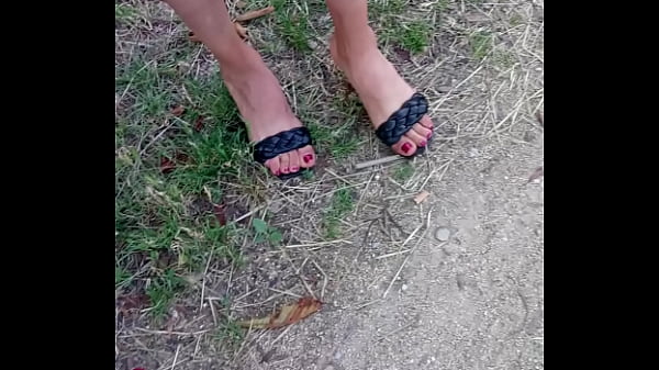 Nenek Arab Jalang Dengan Jari Kaki Dan Tumit Seksi Yang Menggoda