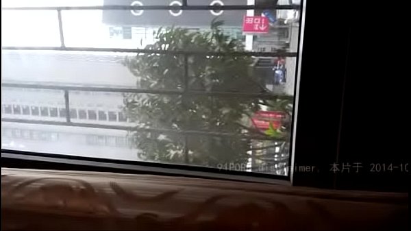 浩哥饭局上操了闺蜜，餐桌下高潮不断