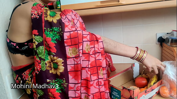गर्म भारतीय फल विक्रेता ने ग्राहक से सौदेबाजी करते हुए जमकर चुदाई की मस्त हिंदी ऑडियो