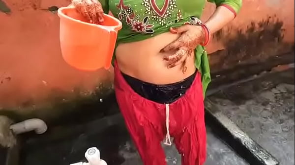 Desi Ibu Desa Telanjang Mandi Di Alam Terbuka