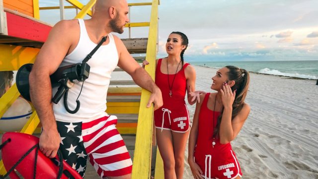 Ngentot Bareng Cewek Penjaga Pantai Yang Lagi Horny, Saling Giliran Ngewe Kontol Yang Sama