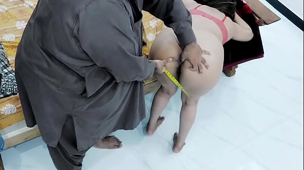 Penjahat India Menggila, Ngentot Perempuan Desa Gawar Berpantat Besar Seperti Jalang, Keras Dan Kasar Dalam Posisi Doggy Dengan Audio Hindi Jelas Dan Bicara Mesra