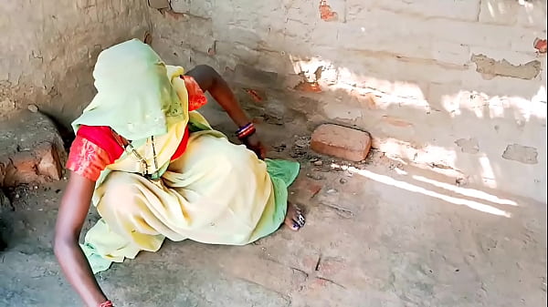 Desi Istri Desa Pakai Shari Seksi, Digencet Anal Sampai Meraung Kontol Besar Masuk Habis-habisan