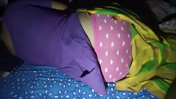 Desi Bhabi Montok Dalam Salwar – Pantat Besarnya Tertekan