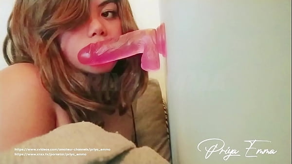 Priya Emma, Gadis India-arab Terpanas, Mengisap Dildo Dengan Penuh Nafsu Dalam Closeup