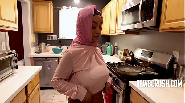 Pinggul Montok Lily Starfire Pakai Hijab, Naiknya Bikin Ngos-ngosan