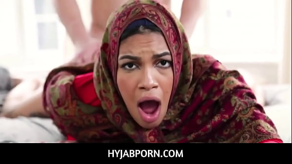 Maya Farrell, Saudara Tiri Arab Bergoyang Pantat Dalam Hijab Dipaksa Menikah