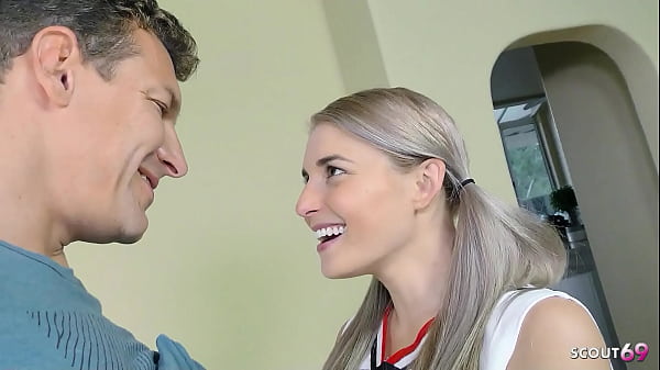 Remaja Blonde Cheerleader Montok Digoyang Ayah Tiri Hingga Muncrat Di Wajah