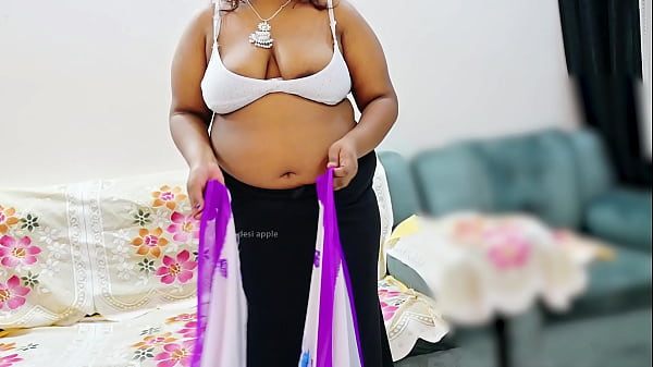 Nyonya India Menggoda Dengan Sari Yang Menyingkap