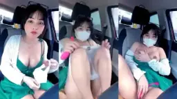 Cewek Cindo Colmek Sambil Moans Enak Di Dalem Mobil, Basah Semua Bangku.