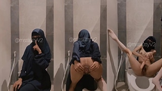 Miss Lutty Si Jilbab Nakal Colmek Sendiri Di Toilet Mall