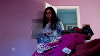 Ngintip Tante Desi Tua Lagi Ganti Baju Di Kamar, Bikin Ngaceng Abis.