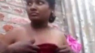 Tampilkan Blus Lokal, Goyangin Tubuh Sampai Baju Nyaris Copot