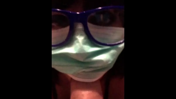 Beurette Terkurung Di Rumah, Ngocok Pakai Masker Corona Virus Covid-19 Karantina.
