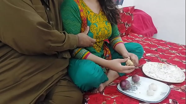 Bantu Ibu Tiri India Motong Sayur, Lalu Ngentot Pantat Besarnya, Dia Selingkuhin Ayah Tiri, Suara Hindi Jelas.