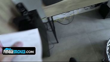 Gadis Latin Seksi Goda Ayah Tirinya Pakai Tubuh Mulusnya Yang Bikin Ngilu.