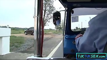 Ibu-ibu Thailand Murahan Digetok Dari Pinggir Jalan, Langsung Digebuk Di Mobil.