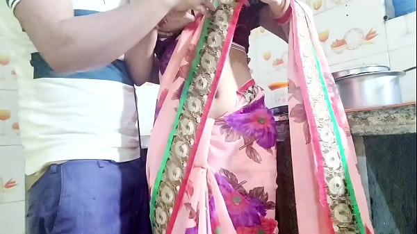 देसी भाभी बर्तन धो रही थी, तभी देवर ने आकर बोला, “भाभी तेरा चूत चाहिए, देगी क्या?” हिंदी आवाज़ में बेहद गंदा और भड़कीला।