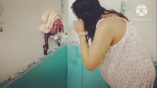 Desi Mandi Basah Kering, Badan Basah Kuyup, Siap Digaruk.