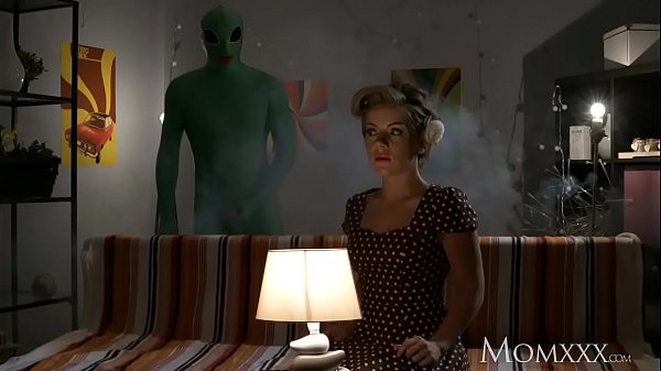 Ibu Rumah Tangga Yang Kesepian Dirogoh Dalam-dalam Oleh Alien Di Malam Halloween.