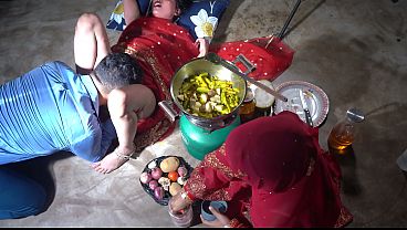 Ibu Tiri Desi Lagi Masak Di Dapur India, Bikin Makanan Panas Sambil Pamer Tubuh Seksi