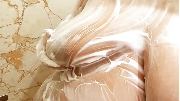 Desi Bhabhi Mandi Basah, Badan Menggoda, Air Mengalir Di Lekuk Tubuh.