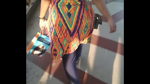 Bokong Besar Tante India Jalan-jalan Bikin Liur Netes.