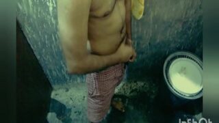 Bini Kakak Kepergok Adik Ipar Lagi Colmek Di Kamar Mandi, Langsung Tegang Lihat Kontol Keras.