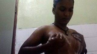 Tamil Cewek Mandi Sambil Lathering Payudara Telanjang Di Kamar Mandi, Video Mms Hot Banget.