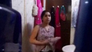 Video Mesum Bikin Ngilu: Merekam Momen Mandi Bhabhi Desi Dengan Kamera Tersembunyi