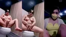 Viona Omek Di Wc Umum, Desahan Basah Bikin Makin Liar
