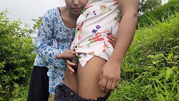 Desi Bhabhi Ko Khet Mein Bahar Chudwaya, Gaand Hilati Hui Nangi