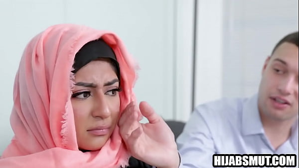 Gadis Hijab Terpaksa Digarap Bule Sampai Meringis