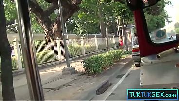 Bule Jomblo Jemput Emak-emak Thailand Di Tuk-tuk, Langsung Naik Ke Kontol Gede.