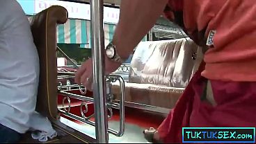 Tuk Tuk Jemput Cewek Thai Montok, Langsung Mainin Memek Basah Di Jalanan Kotor