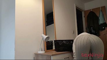 Sengaja Ngacengin Ibu Tiri Pake Kontol Tegangku.