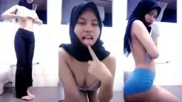 Cewek Jilbab Mulus Cantik, Nafsu Panas Bikin Pengen Ngerasain.